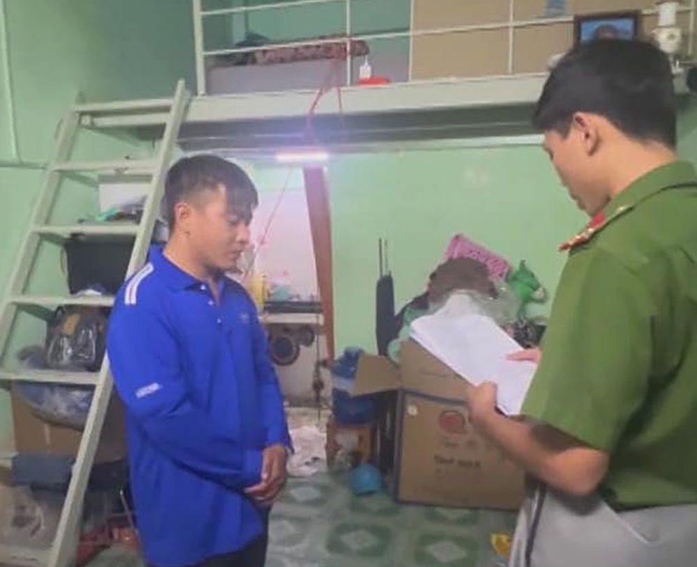 Công an bắt giữ và khám xét nơi ở của tên cướp. Ảnh: Công an cung cấp
