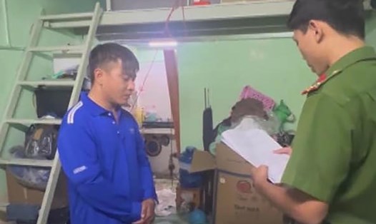 Công an bắt giữ và khám xét nơi ở của tên cướp. Ảnh: Công an cung cấp