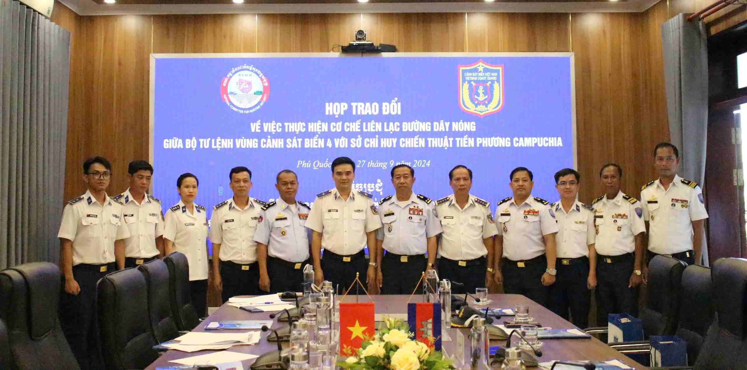 The delegation of the Cambodian Forward Tactical Command visited and worked with the Command of Coast Guard Region 4. Photo: Command of Coast Guard Region 4