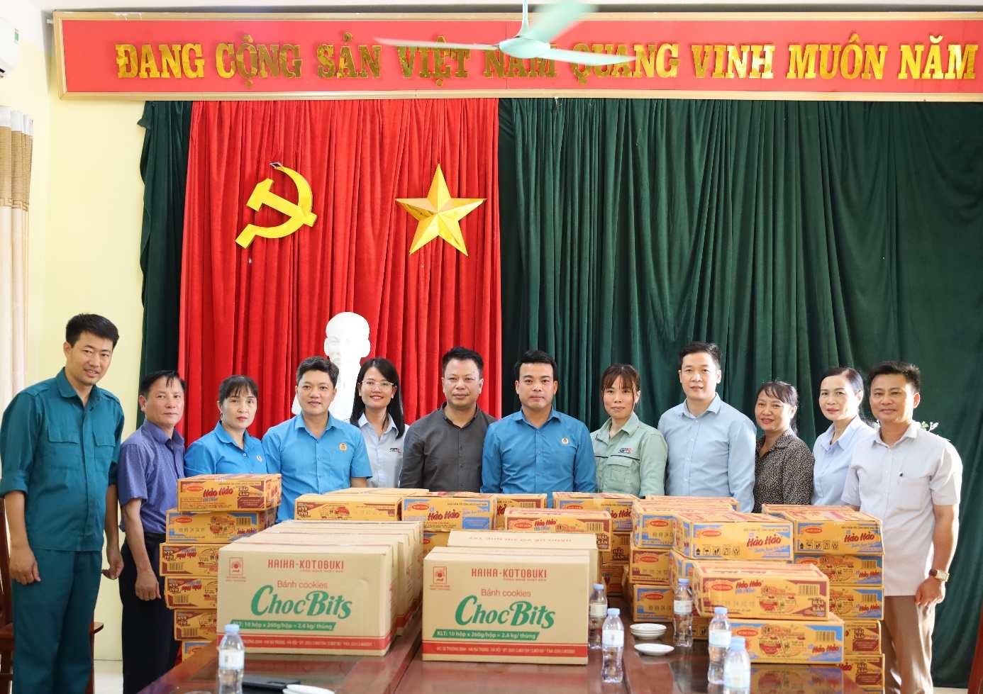 LĐLĐ tỉnh Hưng Yên trao quà hỗ trợ của Quỹ Xã hội Từ thiện Tấm lòng vàng cho đoàn viên, người dân bị thiệt hại do bão lũ. Ảnh: CĐ Hưng Yên