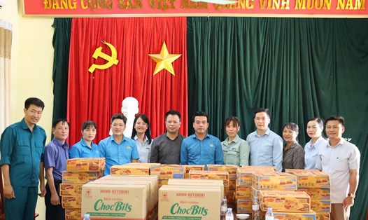 LĐLĐ tỉnh Hưng Yên trao quà hỗ trợ của Quỹ Xã hội Từ thiện Tấm lòng vàng cho đoàn viên, người dân bị thiệt hại do bão lũ. Ảnh: CĐ Hưng Yên