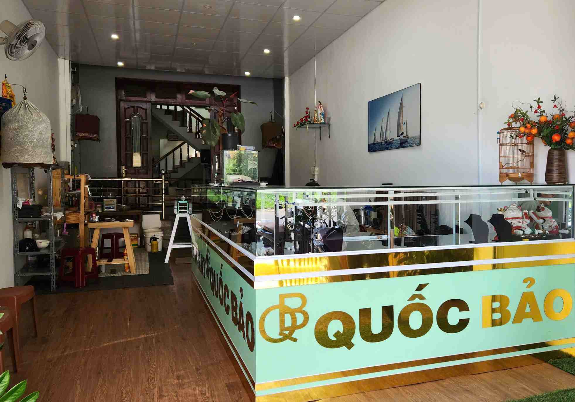 Tiệm kinh doanh bạc bị kẻ gian đột nhập trộm nhiều trang sức như dây chuyền, nhẫn, bông tay, lắc tay... Ảnh: Hoài Thanh