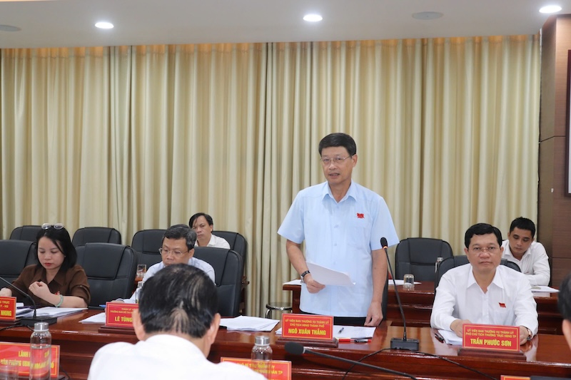 Ông Ngô Xuân Thắng - Chủ tịch HĐND thành phố Đà Nẵng - phát biểu tại kỳ họp. Ảnh: Nguyễn Linh