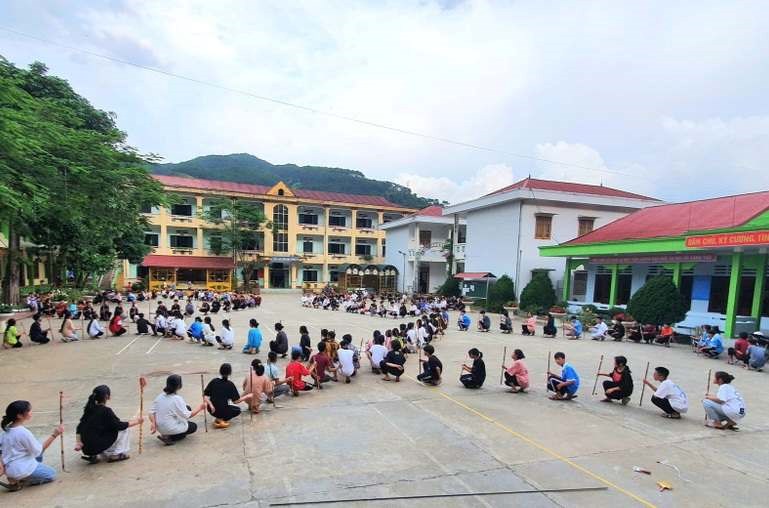 Nhiều học sinh Trường Nội trú THCS&THPT huyện Xín Mần nhập viện. Ảnh: NTCC