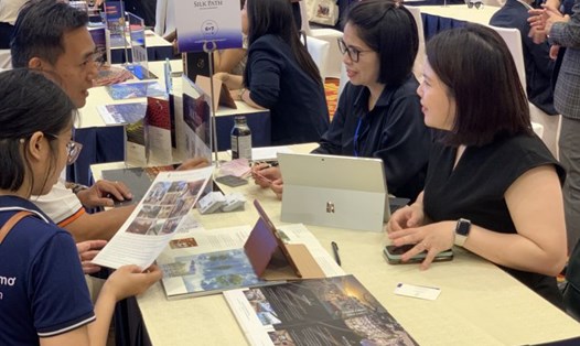 Doanh nghiệp giới thiệu sản phẩm du lịch MICE tại MICE EXPO 2024. Ảnh: Phạm Huyền