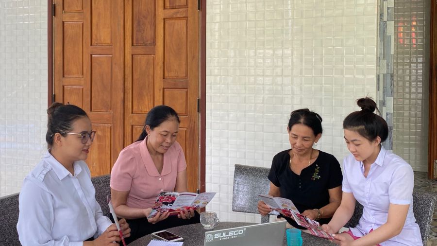 Quảng Nam tư vấn chính sách ưu đãi về đào tạo nghề, vốn vay cho lao động miền núi trước khi xuất ngoại. Ảnh: Hoàng Bin