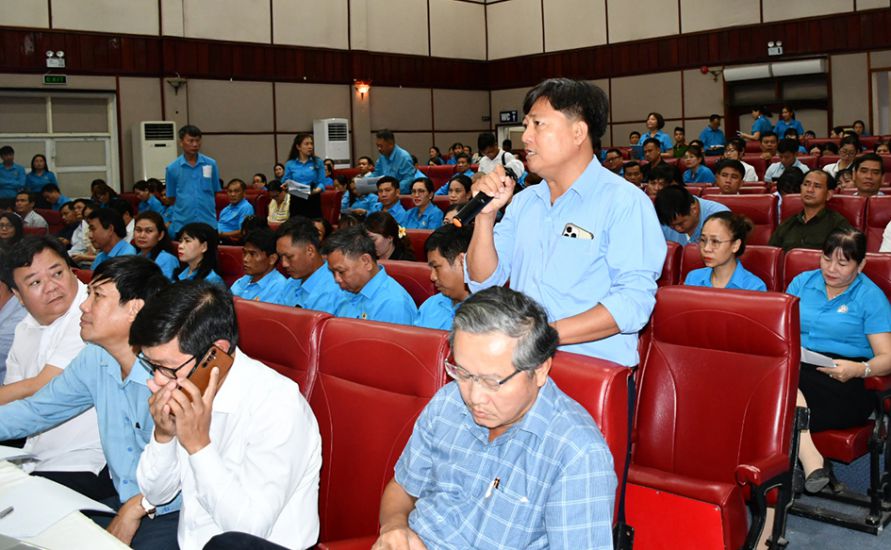 Người lao động phản ánh tình trạng nợ Bảo hiểm xã hội tại một cuộc tiếp xúc cử tri của Đoàn Đại biểu Quốc hội Bình Định. Ảnh: Xuân Nhàn