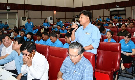 Người lao động phản ánh tình trạng nợ Bảo hiểm xã hội tại một cuộc tiếp xúc cử tri của Đoàn Đại biểu Quốc hội Bình Định. Ảnh: Xuân Nhàn