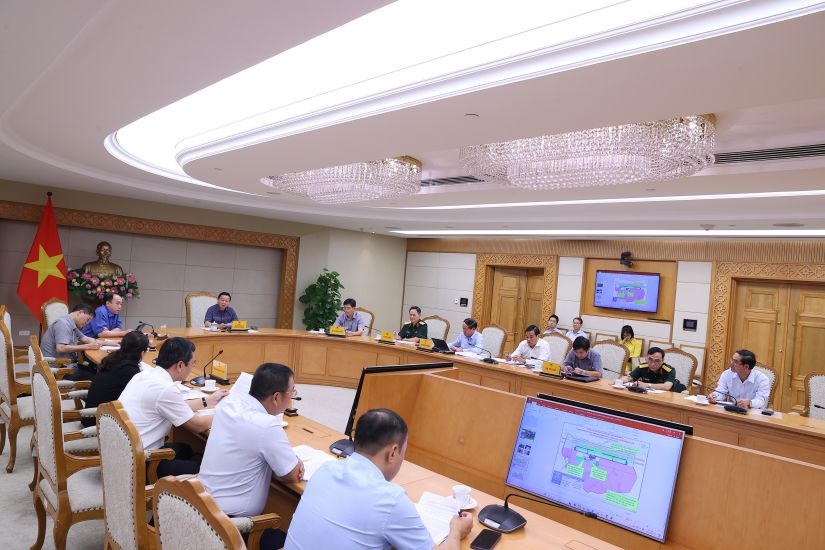 Member of the Party Central Committee, Deputy Prime Minister of the Government Tran Hong Ha chaired a meeting on the investment plan for Phu Cat Airport, Binh Dinh. Photo: VNA