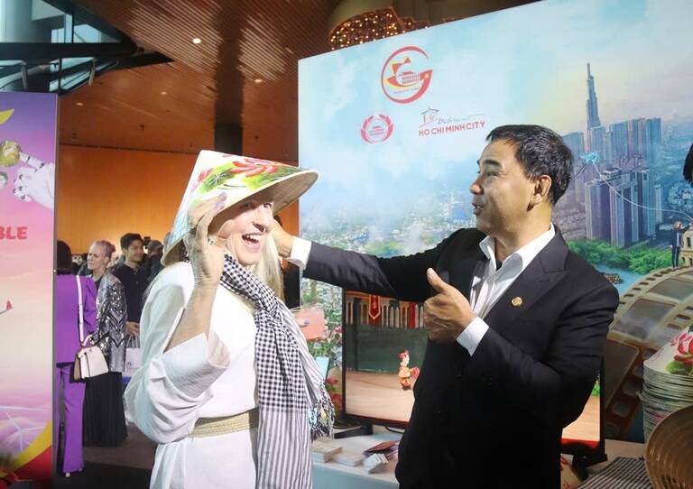 MC Quyen Linh introduces Vietnamese culture to international visitors at a program promoting Vietnamese tourism and cinema in the US. Photo: Thuy Ha