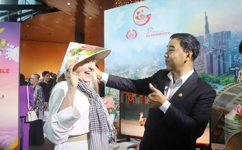 MC Quyen Linh introduces Vietnamese culture to international visitors at a program promoting Vietnamese tourism and cinema in the US. Photo: Thuy Ha