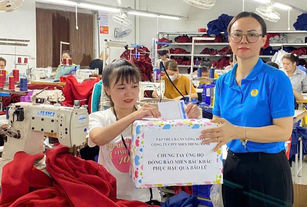 Công nhân thuộc Công đoàn cơ sở Công ty Cổ phần Phát triển Miền Trung Xanh ủng hộ kinh phí để khắc phục hậu quả thiên tai ở các tỉnh phía Bắc. Ảnh: T.Diễm