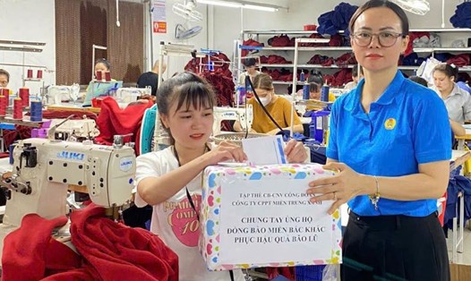 Công nhân thuộc Công đoàn cơ sở Công ty Cổ phần Phát triển Miền Trung Xanh ủng hộ kinh phí để khắc phục hậu quả thiên tai ở các tỉnh phía Bắc. Ảnh: T.Diễm