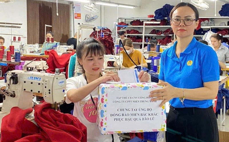 Workers of the Trade Union of Green Central Development Joint Stock Company donated funds to overcome the consequences of natural disasters in the northern provinces. Photo: T.Diem