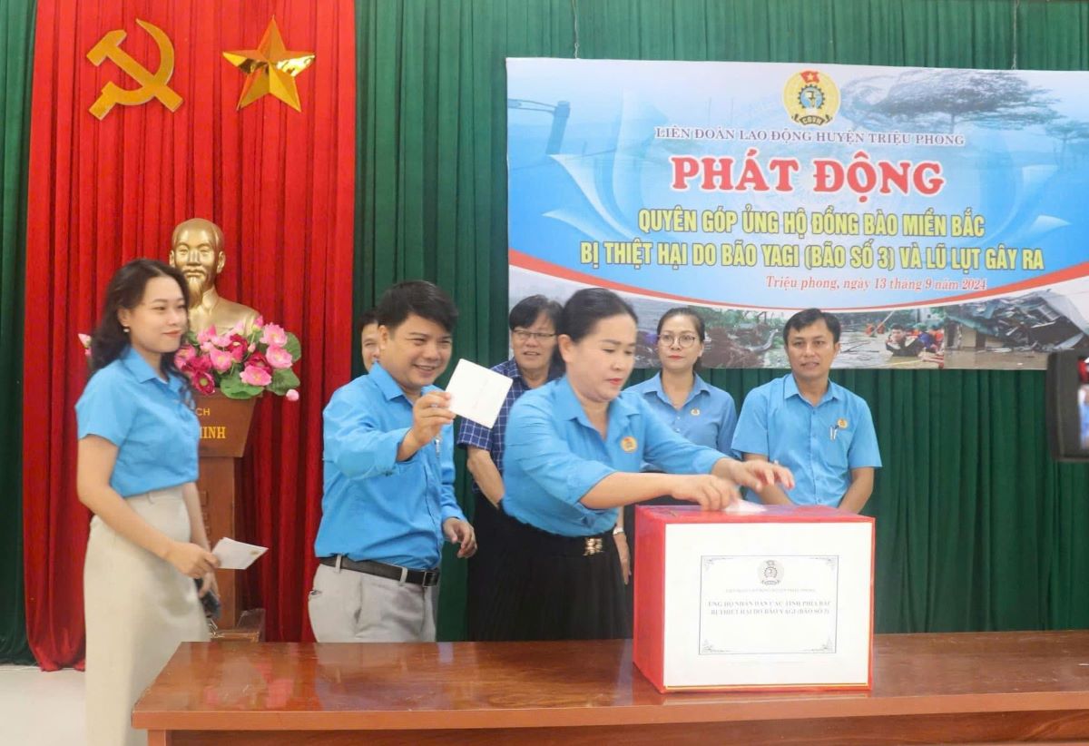 LDLD huyen Trieu Phong (tinh Quang Tri) phat dong quyen gop ung ho kinh phi de khac phuc hau qua thien tai do bao so 3 gay ra. Anh: T.Diem.