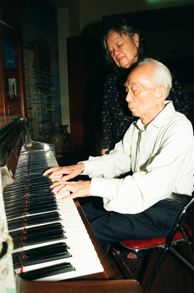 Khoảnh khắc hiếm có lúc sinh thời khi Đại tướng Võ Nguyên Giáp chơi piano cho Phu nhân nghe. Ảnh: Trần Hồng