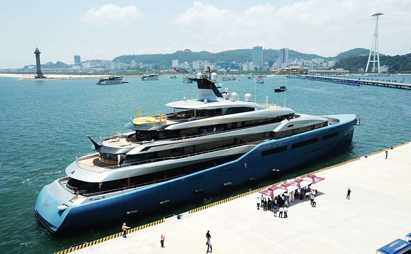 The super yacht of the British billionaire - owner of Tottenham Football Club - visited Ha Long Bay in May 2019. Photo: Nguyen Hung