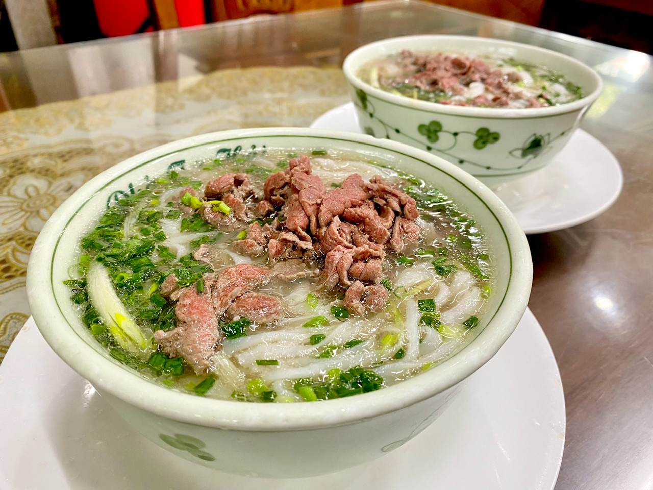 Trung binh moi ngay quan ban hon 500 to pho bo. Anh: Minh Thuong