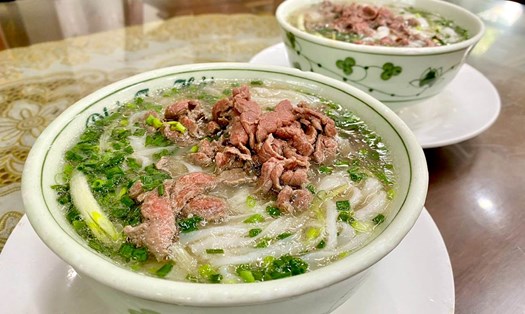 Tô phở bò tái đầy đủ tại quán. Ảnh: Minh Thương