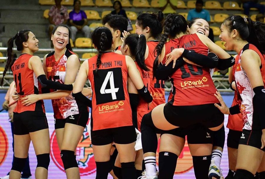 Bich Tuyen and LPB Ninh Binh celebrate victory in the semi-finals of the 2024 Asian Club Championship. Photo: AVC