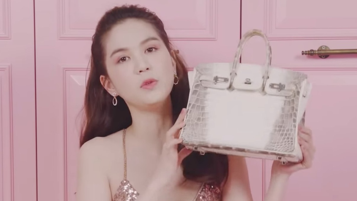 Ngọc Trinh từng đăng video "đập hộp" chiếc túi Hermes da cá sấu bạch tạng. Ảnh: Cắt từ video