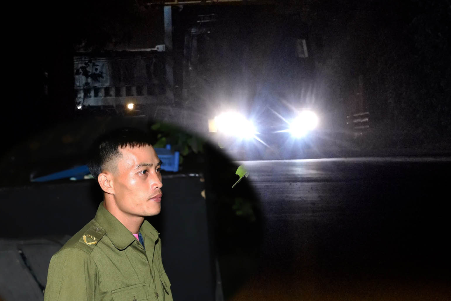 Patrolling and ambushing overnight to prevent waste "thieves" in Hanoi