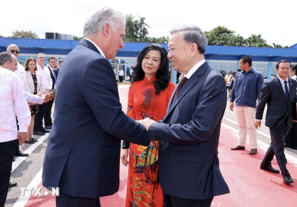 Farewell ceremony for General Secretary and President To Lam and his wife at Jose Marti airport. Photo: VNA
