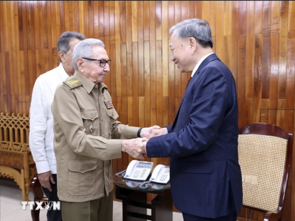 Tong Bi thu, Chu tich nuoc To Lam gap lanh tu cach mang Cuba, Dai tuong Raul Castro Ruz. Anh: TTXVN