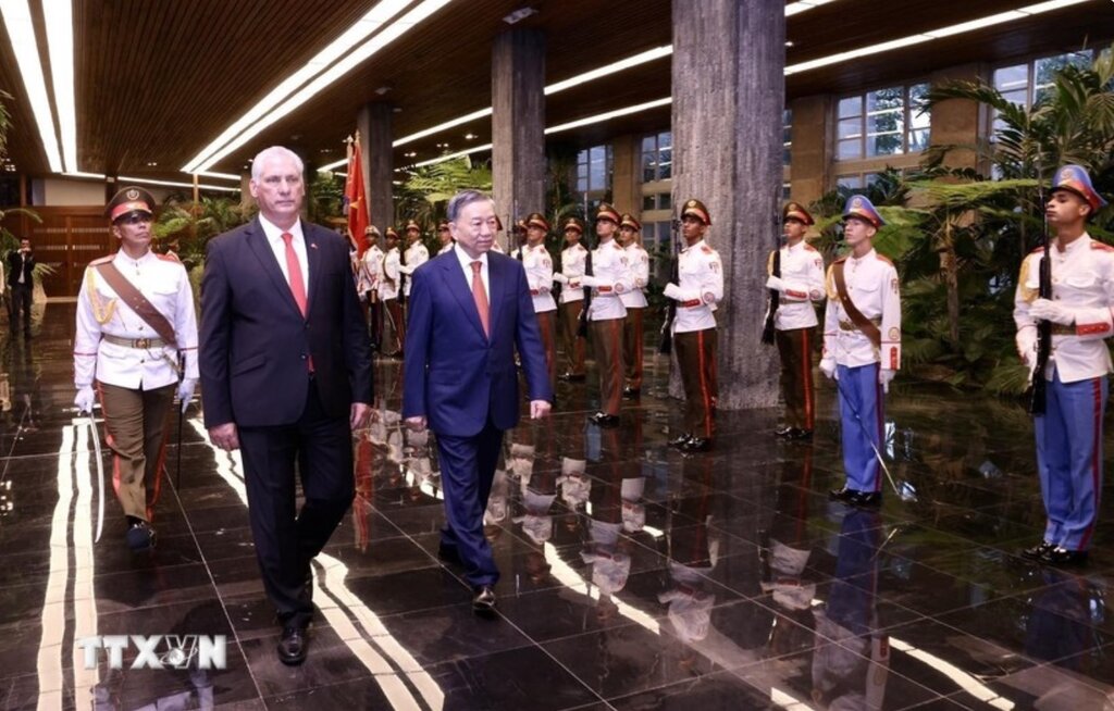 General Secretary and President To Lam and First Secretary of the Communist Party of Cuba and President of Cuba Miguel Diaz-Canel Bermudez review the Guard of Honor. Photo: VNA