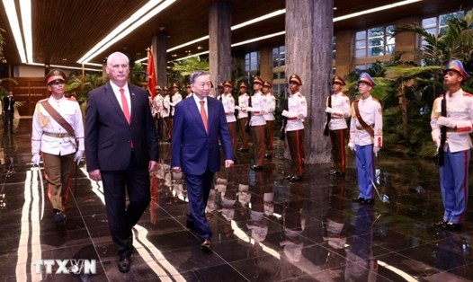 Tổng Bí thư, Chủ tịch nước Tô Lâm và Bí thư thứ nhất Đảng Cộng sản Cuba, Chủ tịch Cuba Miguel Díaz-Canel Bermúdez duyệt Đội danh dự. Ảnh: TTXVN