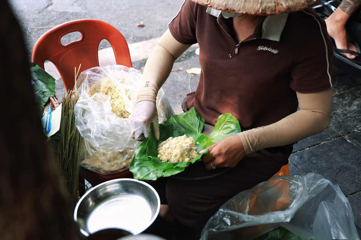 Cốm là đặc trung của mùa thu Hà Nội, nên những ngày này, những người bán cốm rong ở Thủ đô cũng bán hàng mỏi tay.