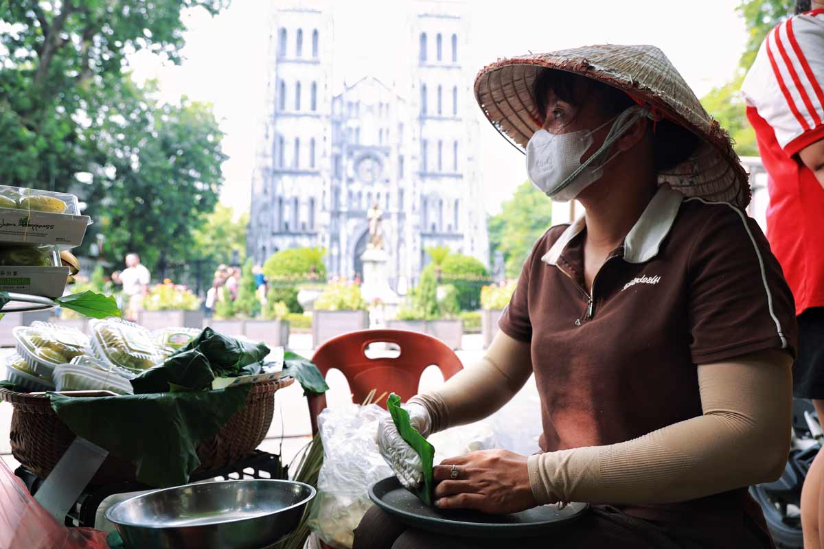 Green rice in season, customers hunt from the factory to the street