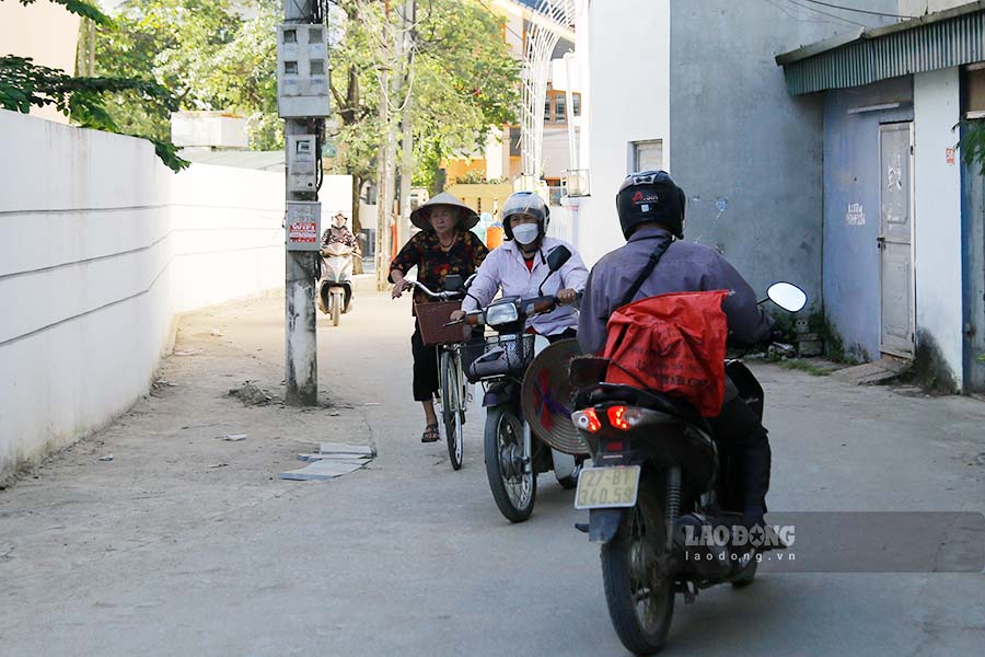 Hằng này có rất nhiều học sinh và người dân phải đi qua đoạn đường có cây cột điện bị “bỏ quên“. Ảnh: Quang Đạt