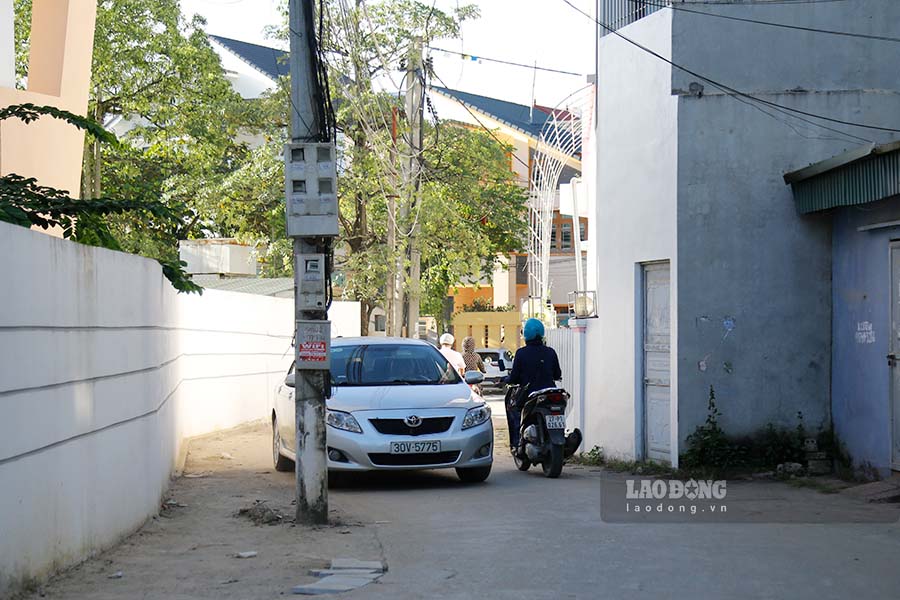 Một cây cột điện bị "bỏ quên" giữa đường tại tổ dân phố 10, phường Mường Thanh, TP Điện Biên Phủ. Ảnh: Quang Đạt