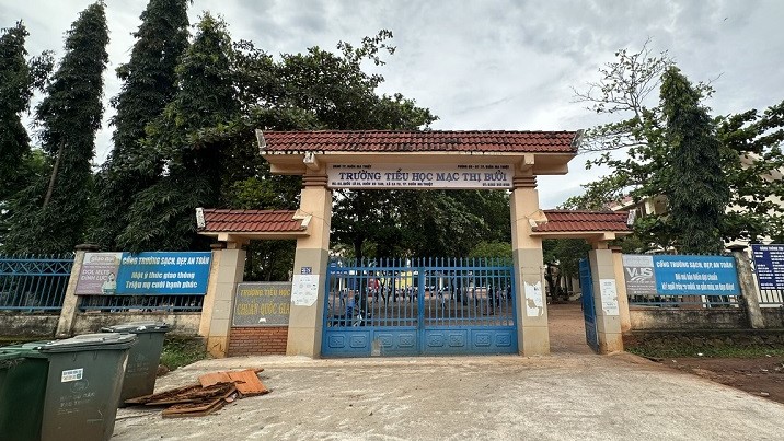 Mac Thi Buoi Primary School has been late in paying health insurance for dozens of students. Photo: Uy Nguyen