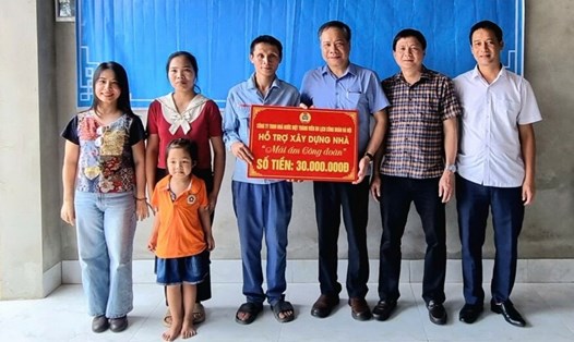 Đại diện Công ty TNHH Nhà nước một thành viên Du lịch Công đoàn Hà Nội trao kinh phí hỗ trợ  xây dựng Mái ấm Công đoàn cho gia đình đoàn viên Nguyễn Quang Hoa. Ảnh: CĐCS