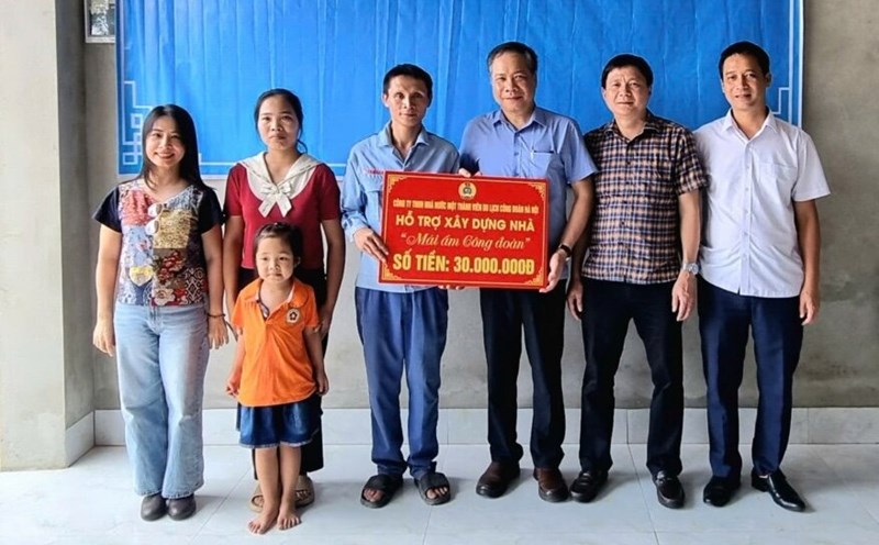 Representative of Hanoi Trade Union Tourism State-owned One Member Company Limited presented funds to support the construction of a Trade Union Shelter for the family of union member Nguyen Quang Hoa. Photo: Trade Union