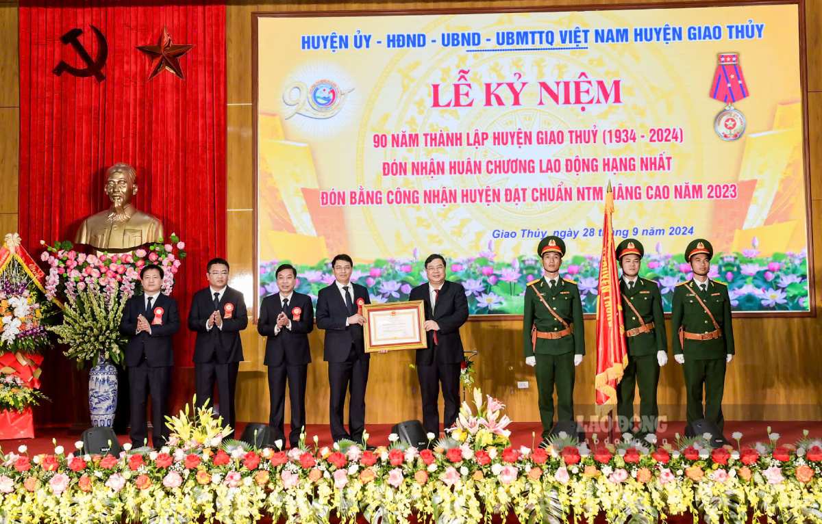 Thừa ủy quyền của Chủ tịch nước, ông Phạm Gia Túc - Bí thư Tỉnh ủy Nam Định trao Huân chương Lao động hạng Nhất của Chủ tịch nước tới Đảng bộ, Chính quyền và Nhân dân huyện Giao Thủy. Ảnh: Lương Hà