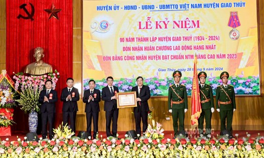 Thừa ủy quyền của Chủ tịch nước, ông Phạm Gia Túc - Bí thư Tỉnh ủy Nam Định trao Huân chương Lao động hạng Nhất của Chủ tịch nước tới Đảng bộ, Chính quyền và Nhân dân huyện Giao Thủy. Ảnh: Lương Hà