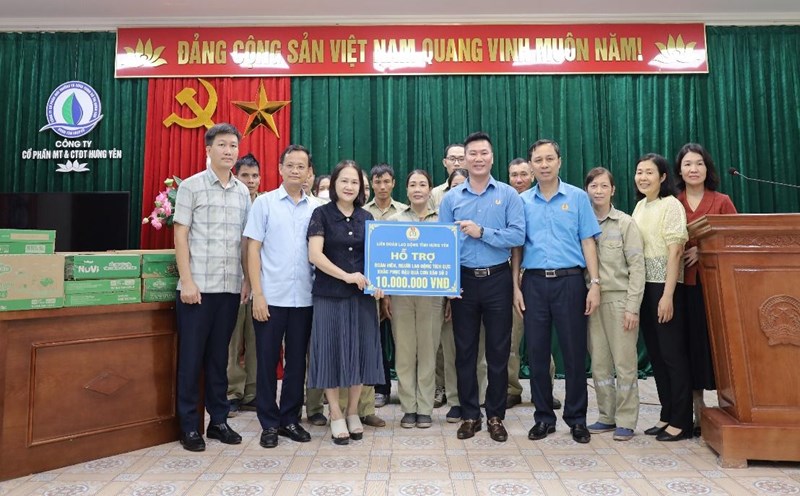 Mr. Hoang Xuan Hao - Permanent Vice President of Hung Yen Provincial Labor Federation presented gifts to support workers of Hung Yen Urban Environment and Construction Joint Stock Company. Photo: Hung Yen Labor Union