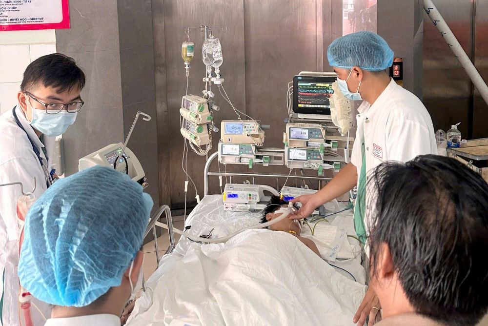 Các bác sĩ điều trị tích cực cho bệnh nhân bị viêm tụy biến chứng nặng hiếm gặp. Ảnh: Lan Hương