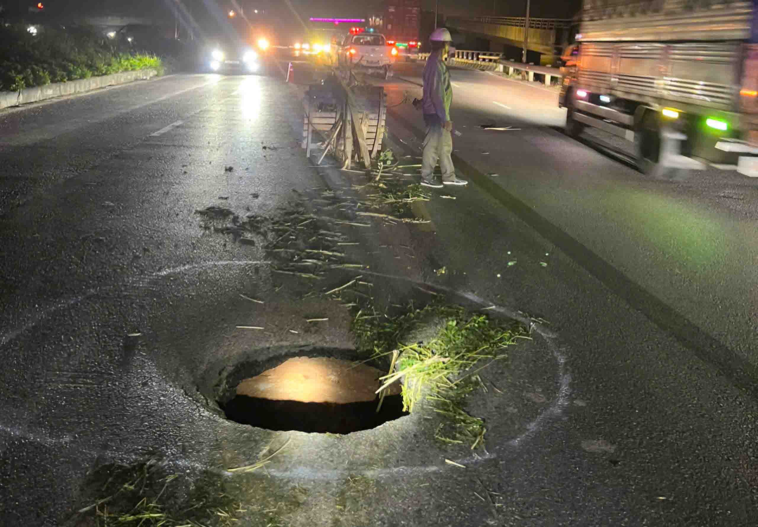 Hố sâu khoảng 2m, rộng hơn 2m khiến giao thông bị ách tắc theo chiều Hải Dương - Bắc Ninh. Ảnh: Vân Trường