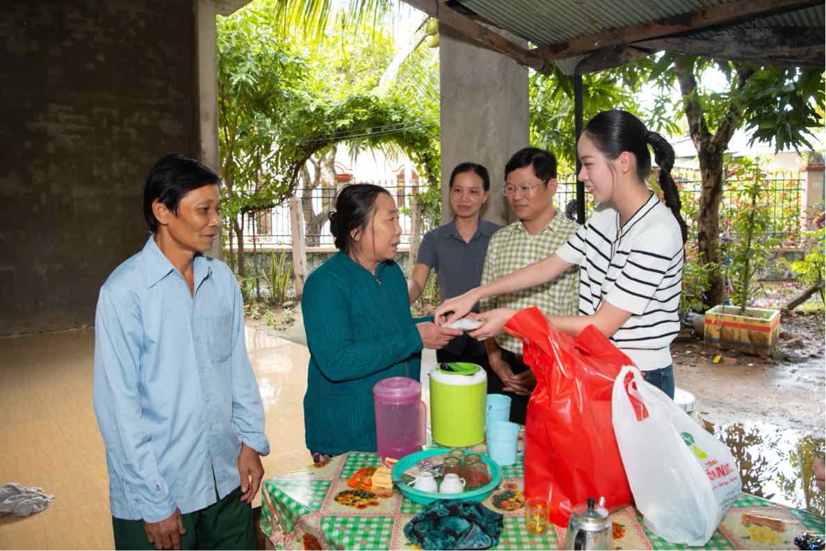 Hoa hau Thanh Thuy (ben phai ngoai cung) trao qua cho ba con kho khan tai Ben Tre. Anh: NVCC