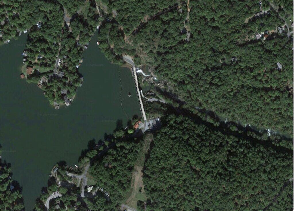 Nguy cơ vỡ đập Lake Lure ở Mỹ do ảnh hưởng của bão Helene. Ảnh: Google Earth