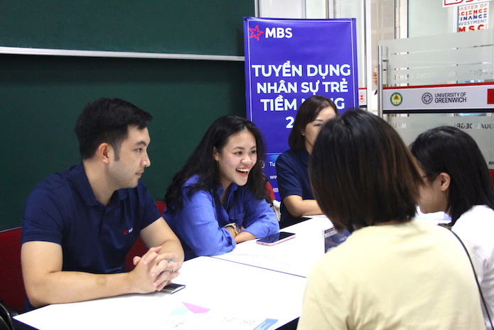 Ngay tai Ngay hoi tuyen dung, sinh vien DDP tham gia ung tuyen vao doanh nghiep. Anh: Minh Phong 