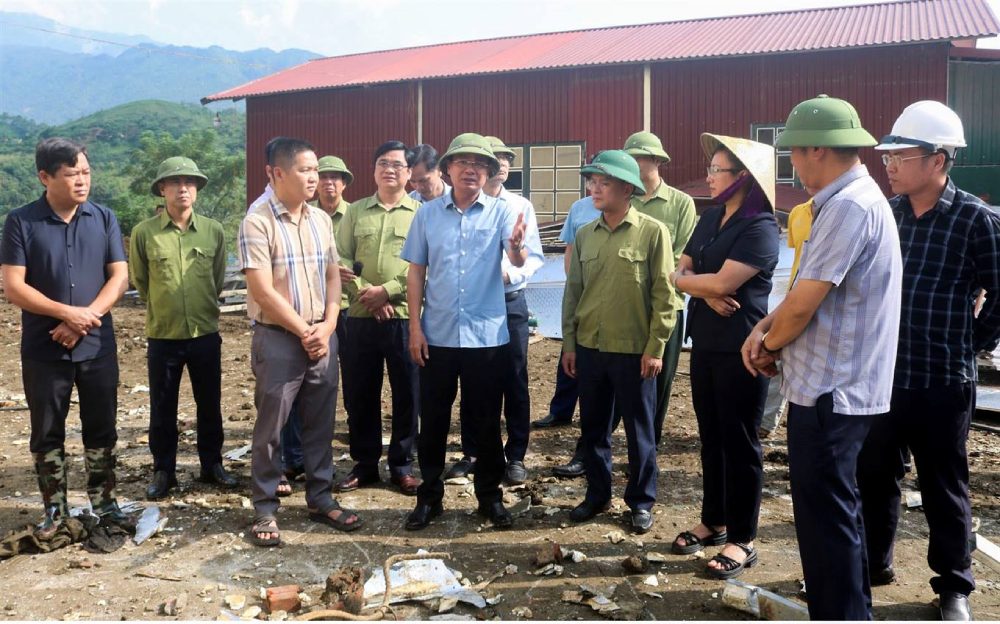 Lào Cai đã dừng các cuộc thanh tra, kiểm tra, diễn tập. Trong ảnh, Bí thư Tỉnh ủy Đặng Xuân Phong chỉ đạo công tác khắc phục hậu quả bão lũ. Ảnh: laocai.gov.vn

