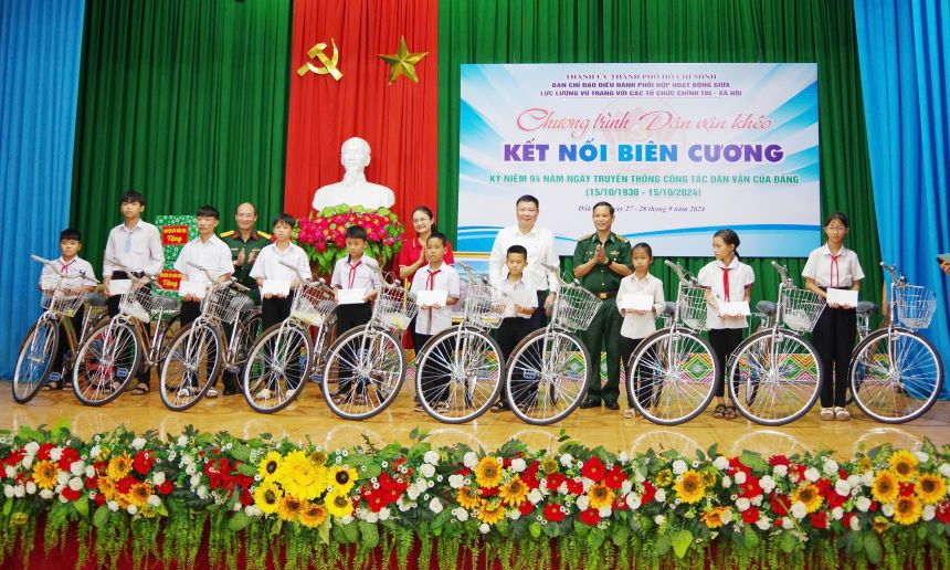 Những món quà thiết thực từ chương trình đến với bà con, học sinh. Ảnh: Văn Hoàn