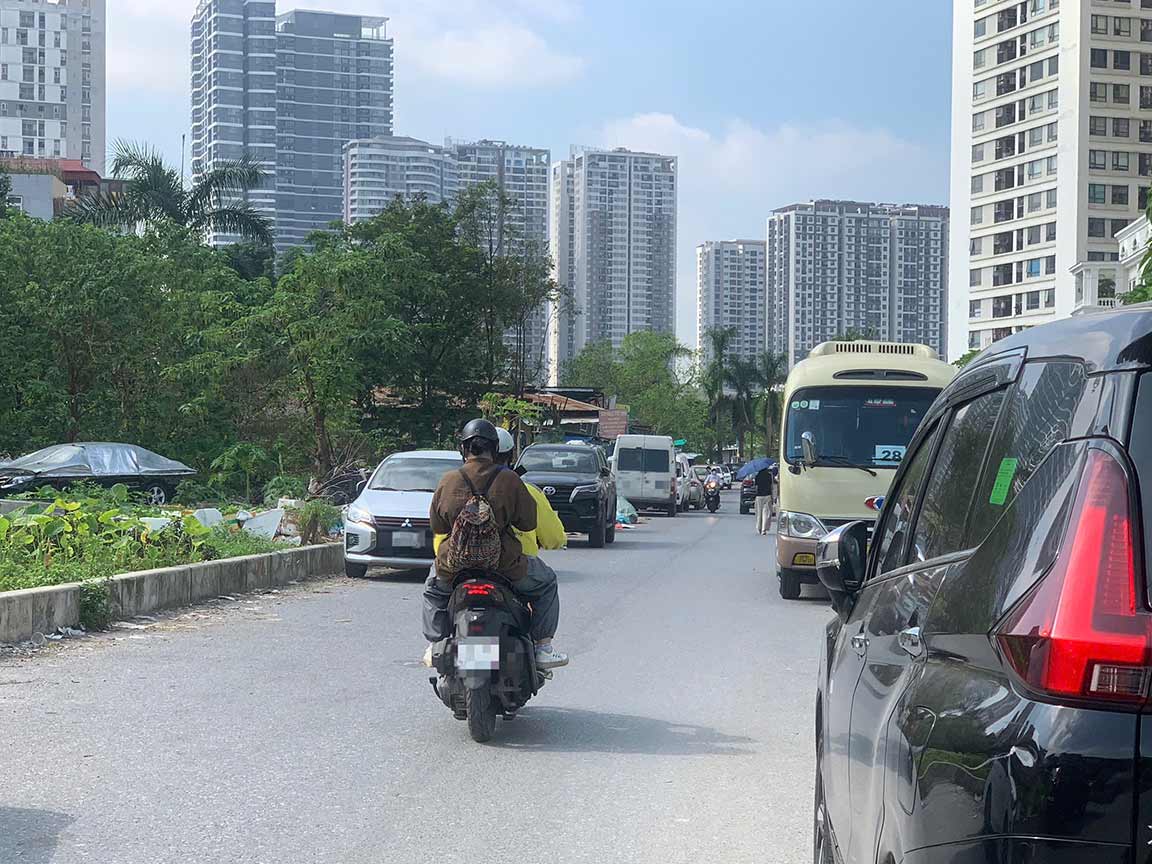 Ôtô đỗ dày đặc tại tuyến đường Nguyễn Văn Huyên kéo dài, gây cản trở giao thông. Ảnh: Nhật Minh