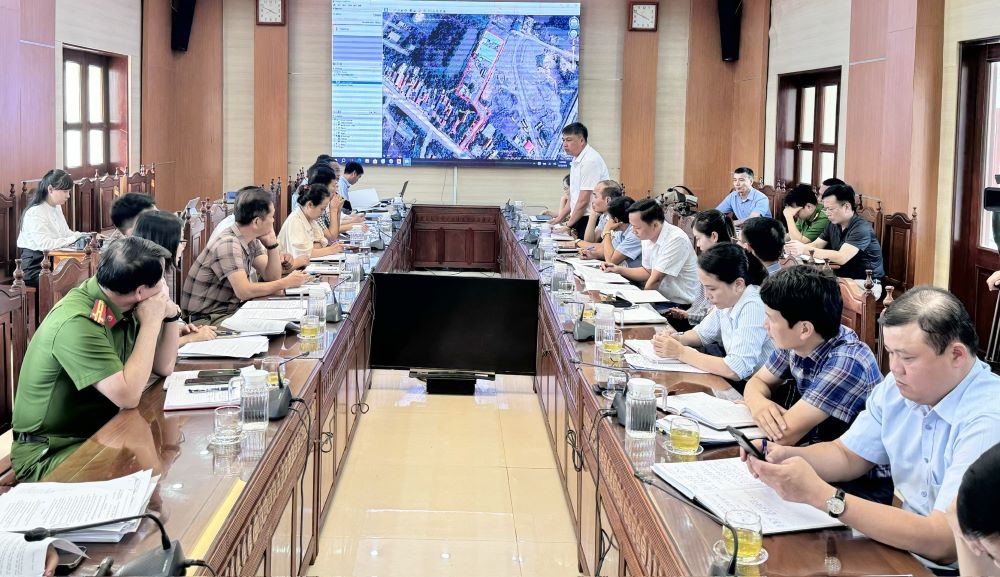 Các đại biểu thảo luận phương án thực hiện cưỡng chế vi phạm hành chính đối với Công ty TNHH My Sơn. Ảnh: Cổng TTĐT Thủy Nguyên, Hải Phòng