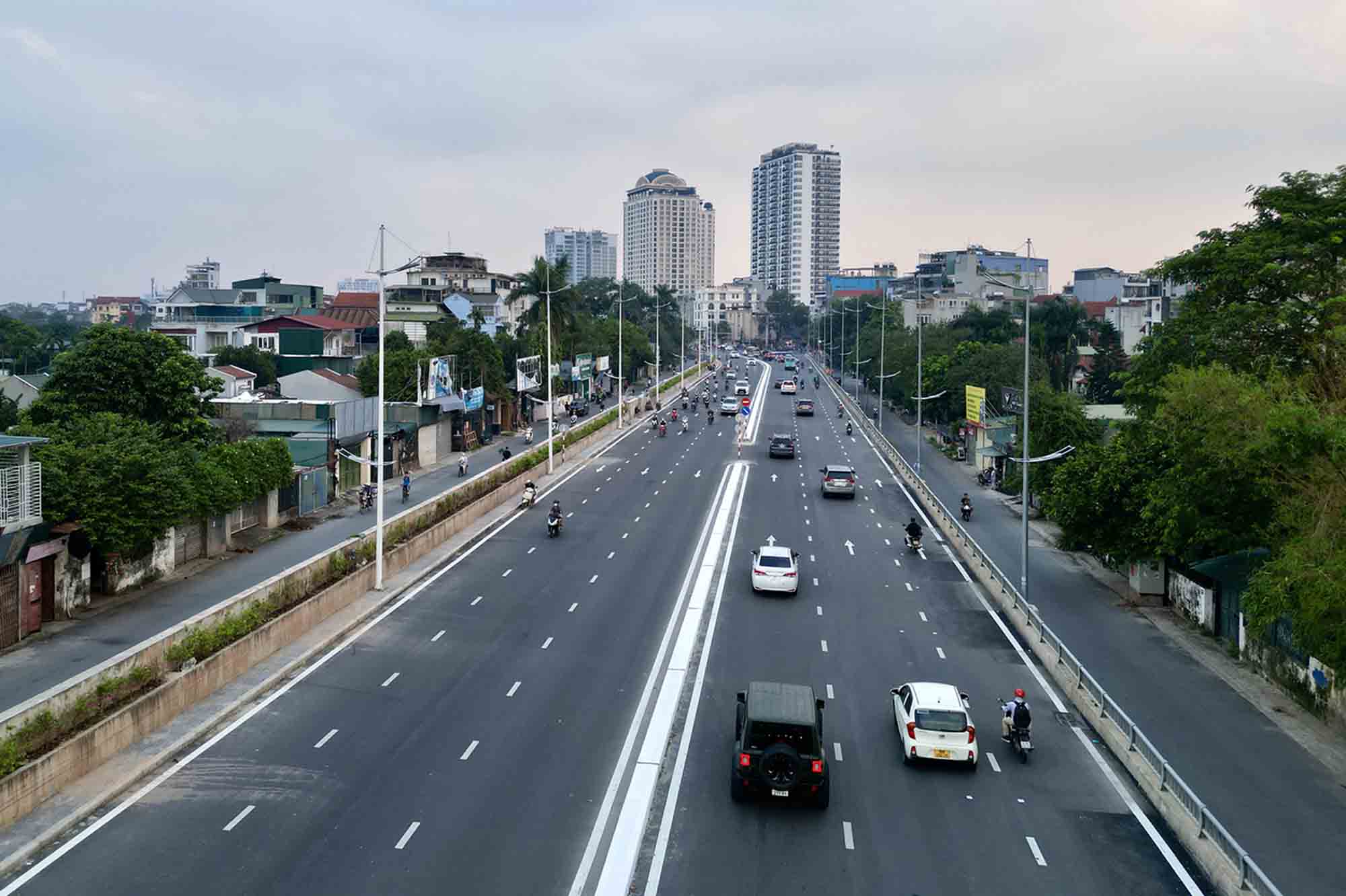 Diện mạo đường Âu Cơ - Nghi Tàm vừa hoàn thành mở rộng. Ảnh: Hữu Chánh